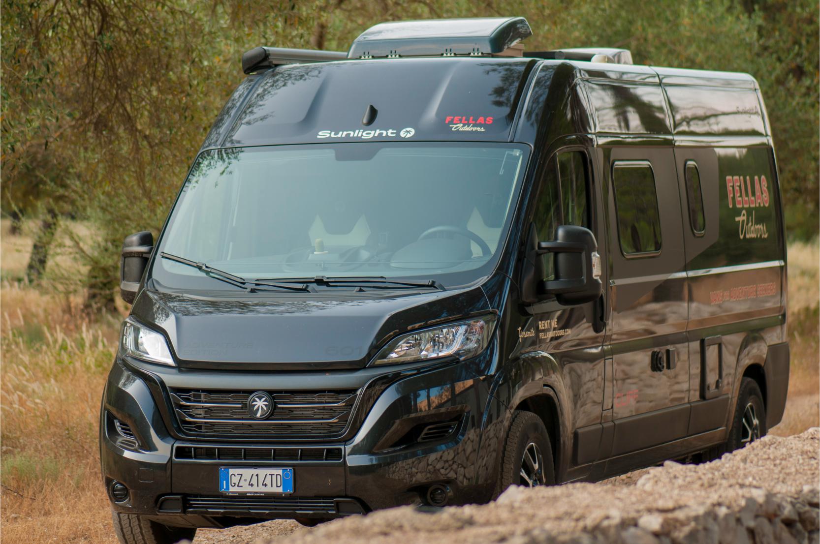 Coppia cucina in un camper